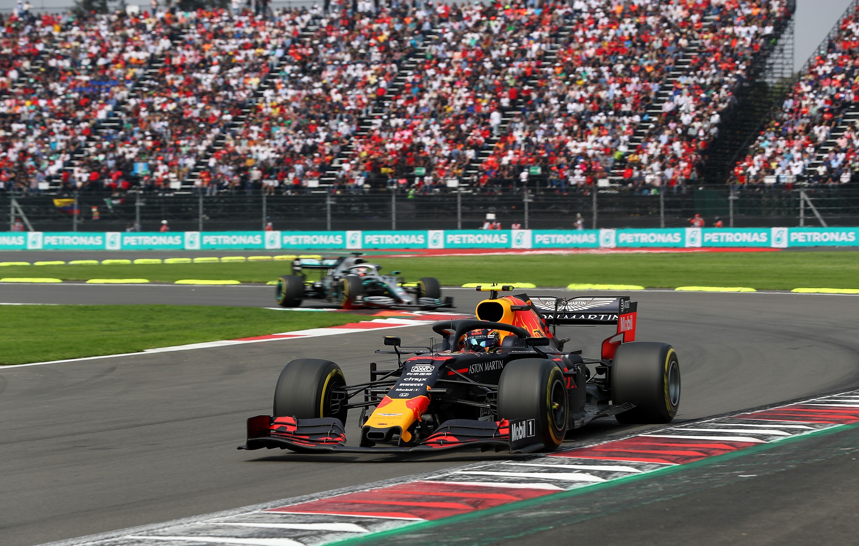 Hamilton reméli, hogy a Red Bull jól bánik majd Albonnal