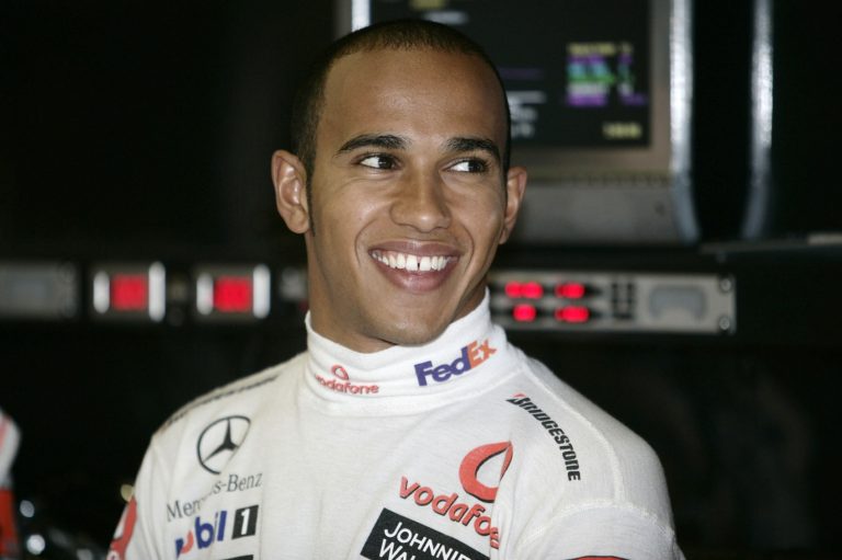 Hamilton a Red Bullt akarta, de Horner a Mercedes karjaiba lökte