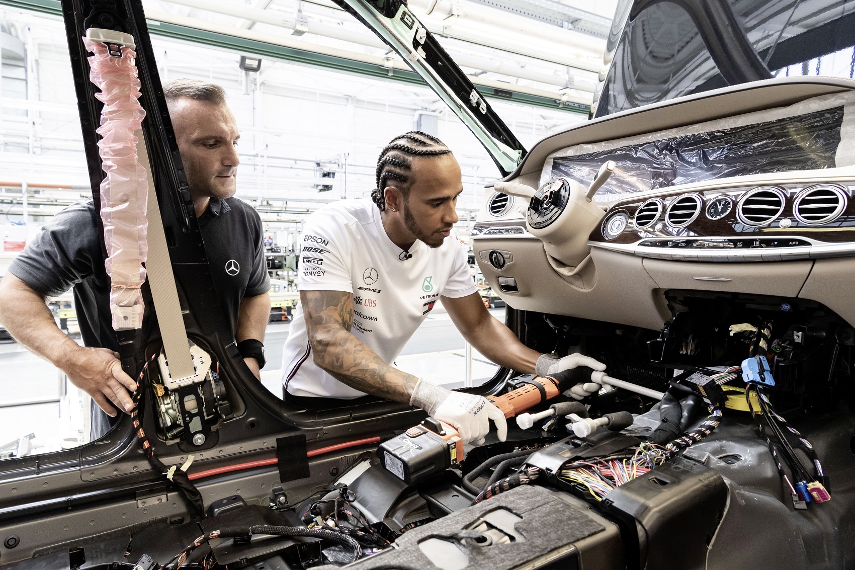 Hamilton megnézte, hogy szerelik össze a Mercedeseket és segített is