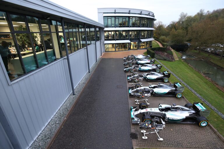 A Mercedes is dolgozik az F1-es gyárában a koronavírus helyzet ellenére