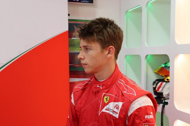 Már Arthur Leclerc is a Ferrari kötelékében versenyez!