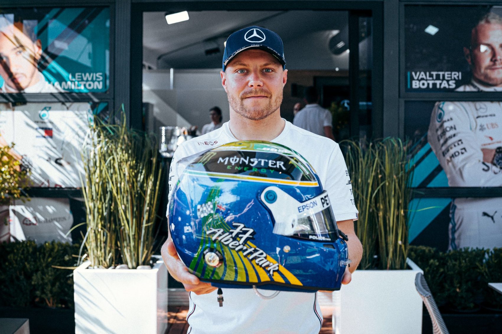 Bottas új sisakja a koalák megmentésére készült!