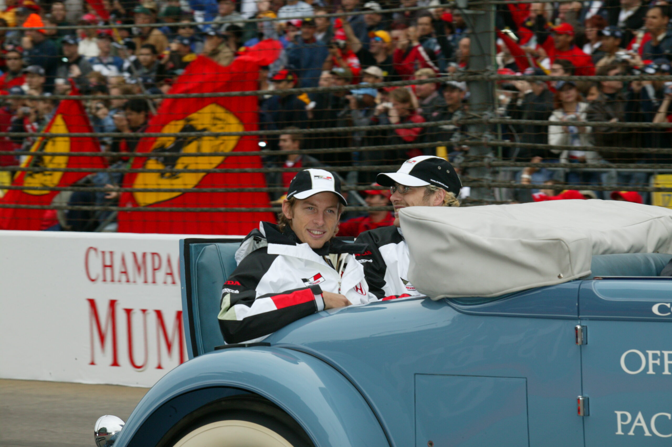 Button nyert, Villeneuve hatodik lett egy Xbox kontrollerrel!