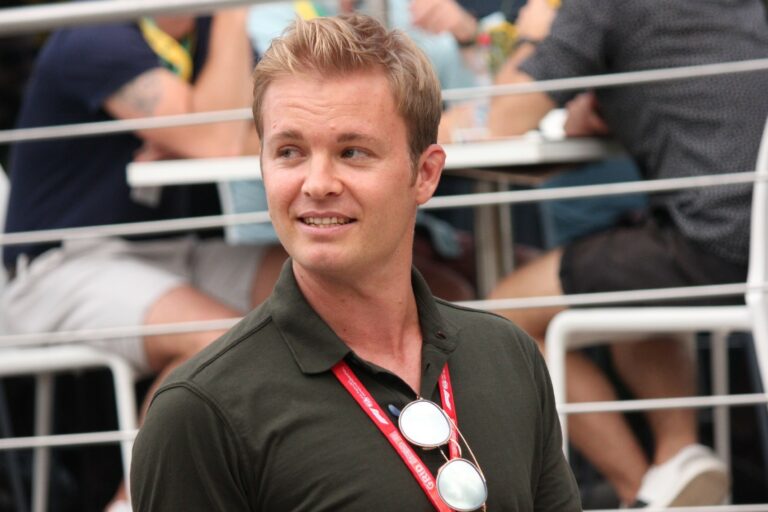 Rosberg háromszoros világbajnokot igazolt új csapatába
