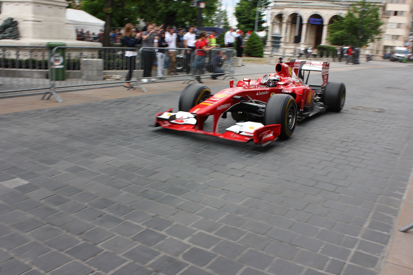 Napi Puzzle: Kimi Räikkönen a Várkert Bazárnál