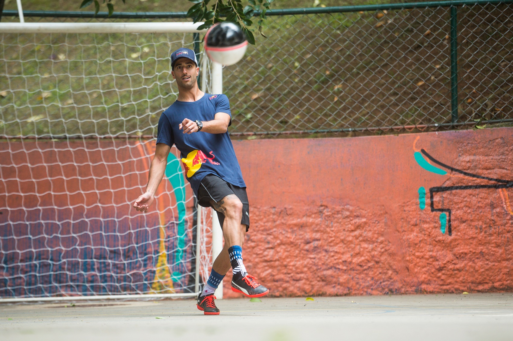 Ricciardo sem fog a többiekkel szimulátorral játszani otthonról