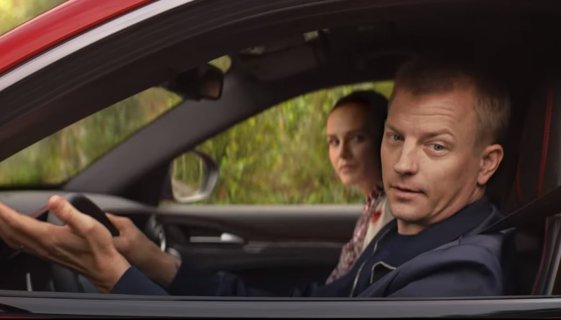 Amikor kemény vagy a sportautóddal, de akivel leállsz versenyezni, az Minttu és Kimi Räikkönen…