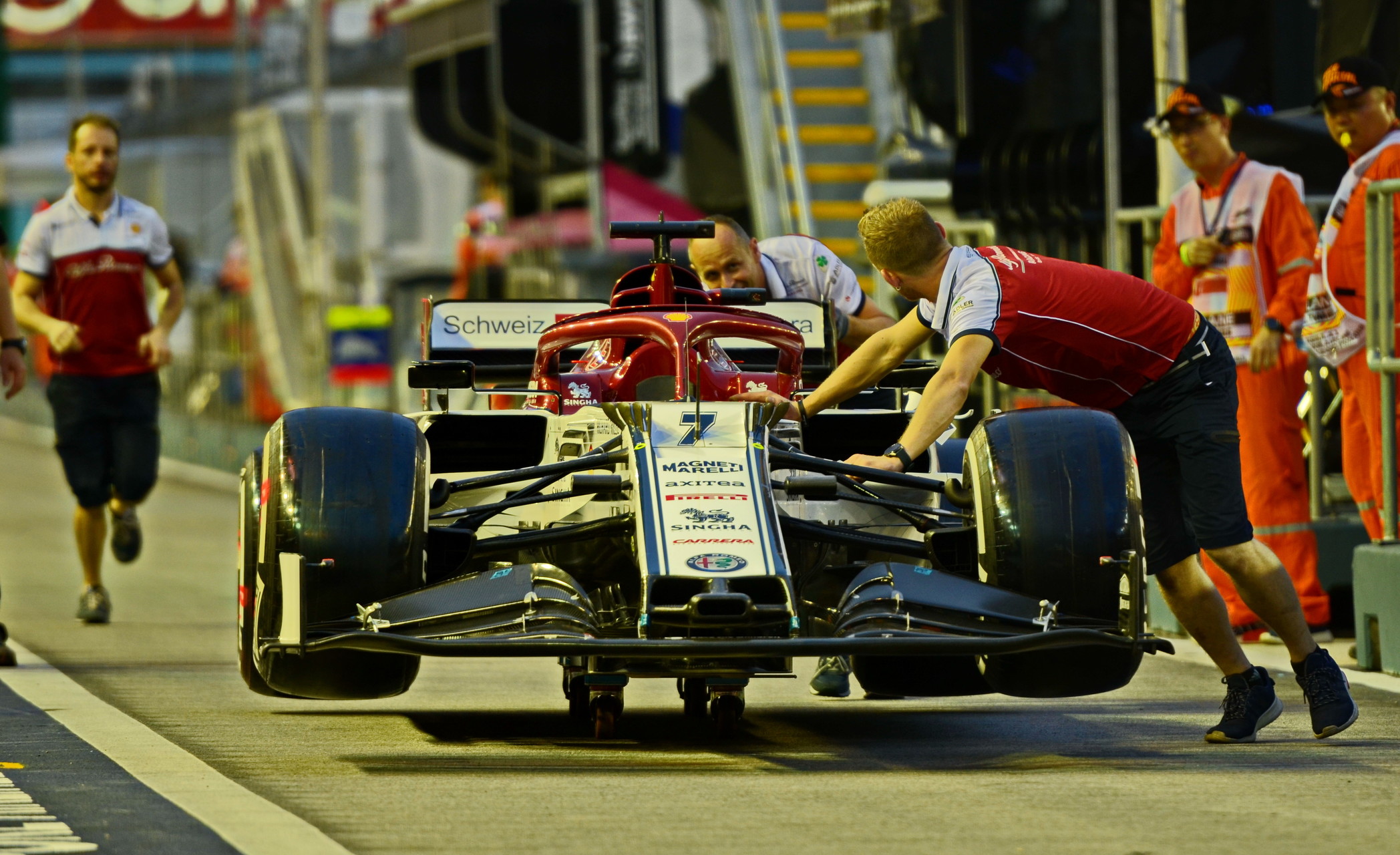 Puzzle: Räikkönen autója, szingapúri fényben