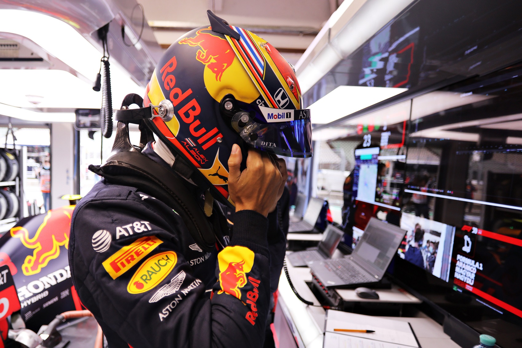 Albon megtarthatja ötödik helyét, végül nem kap büntetést