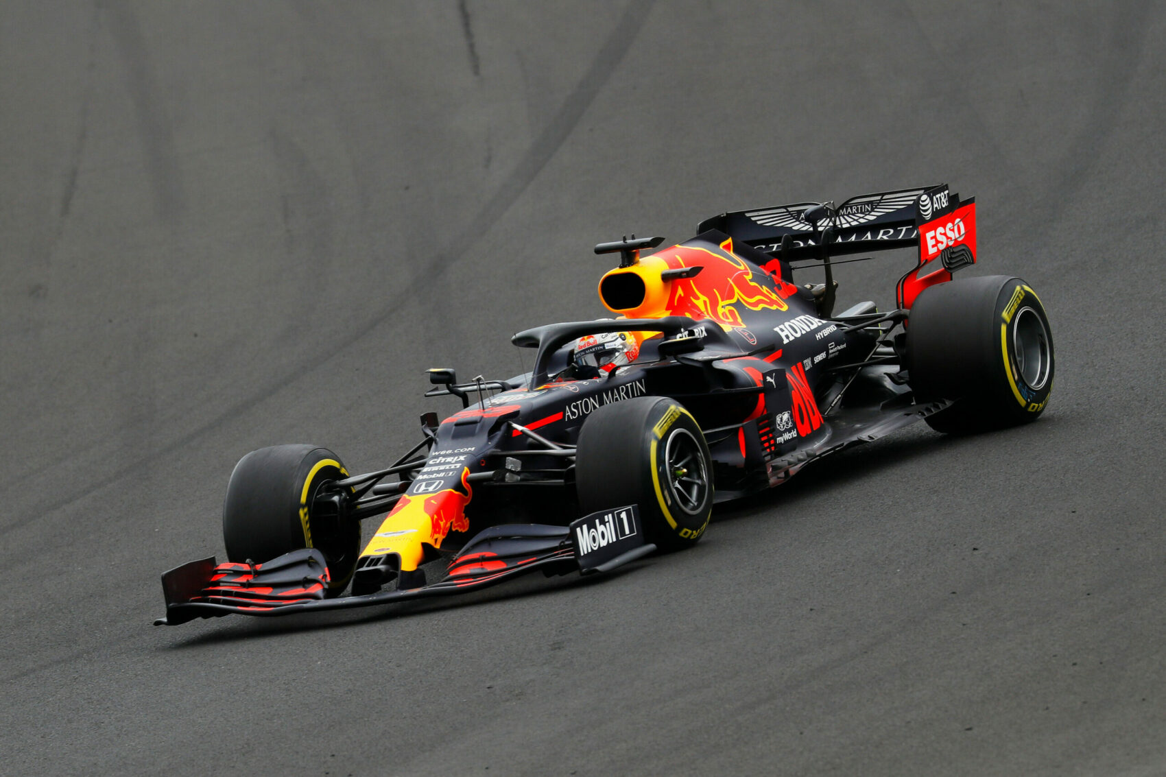 Verstappen nyugodt volt, miközben az összetört autóját szerelték