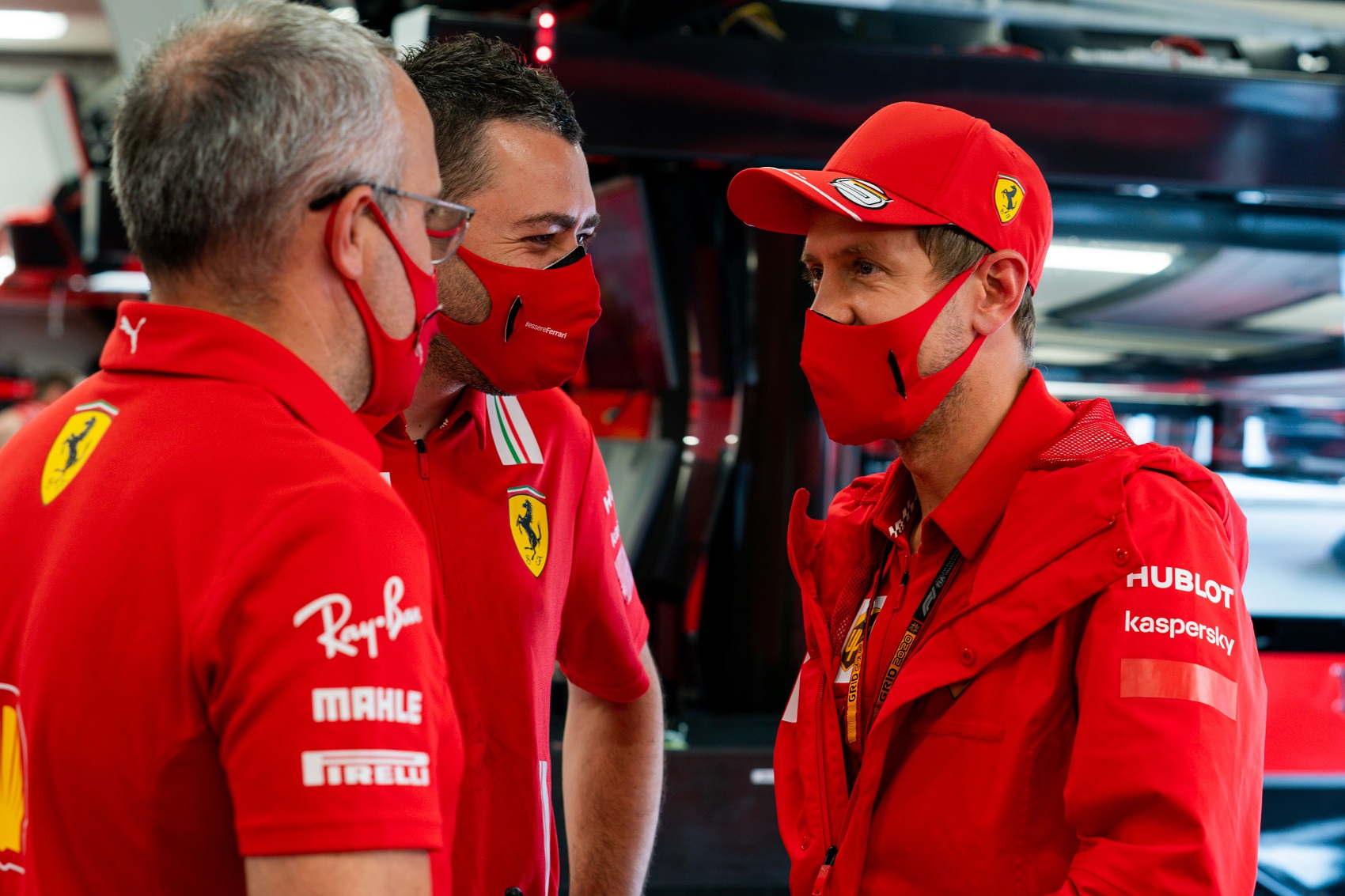 Leszedte a Ferrari Vettel nevét a csapatdzsekijéről?