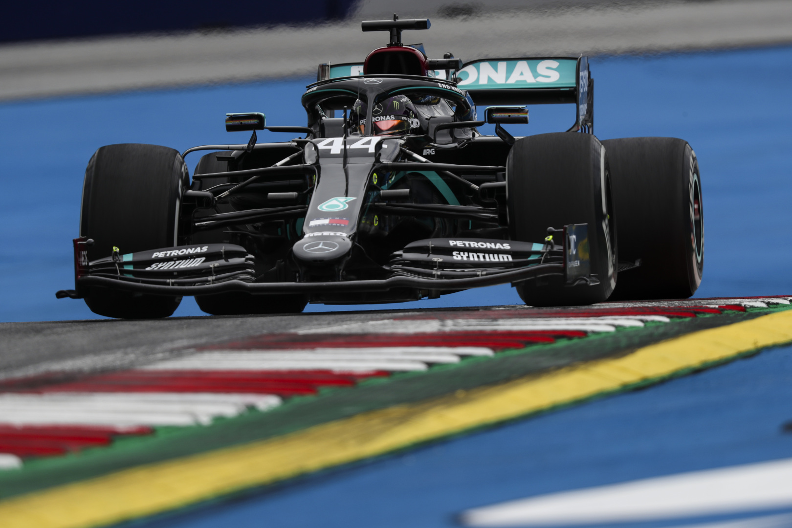 Hamilton volt a leggyorsabb a második szabadedzésen is