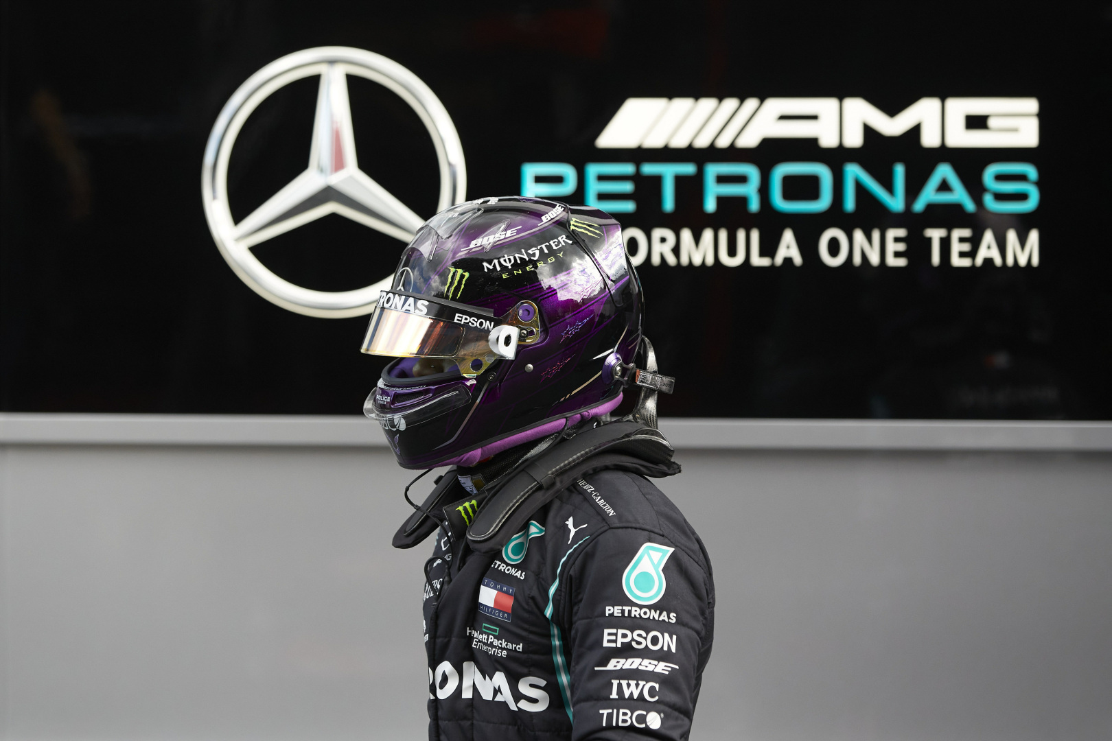Hamilton máris cáfolja a fizetéséről szóló híreket