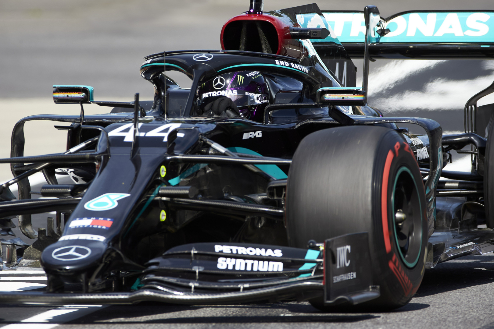 Hamilton az élen, Ocon megtörte az autóját Magnussen miatt