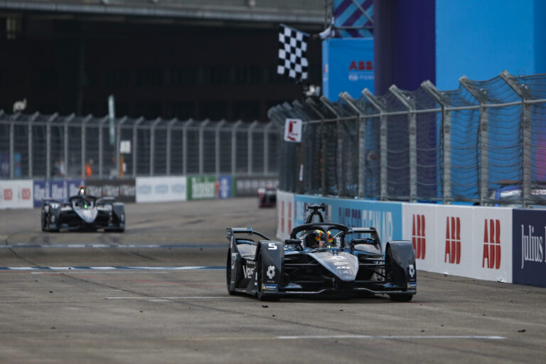 Kettős Mercedes sikerrel ért véget a Formula E hatodik szezonja