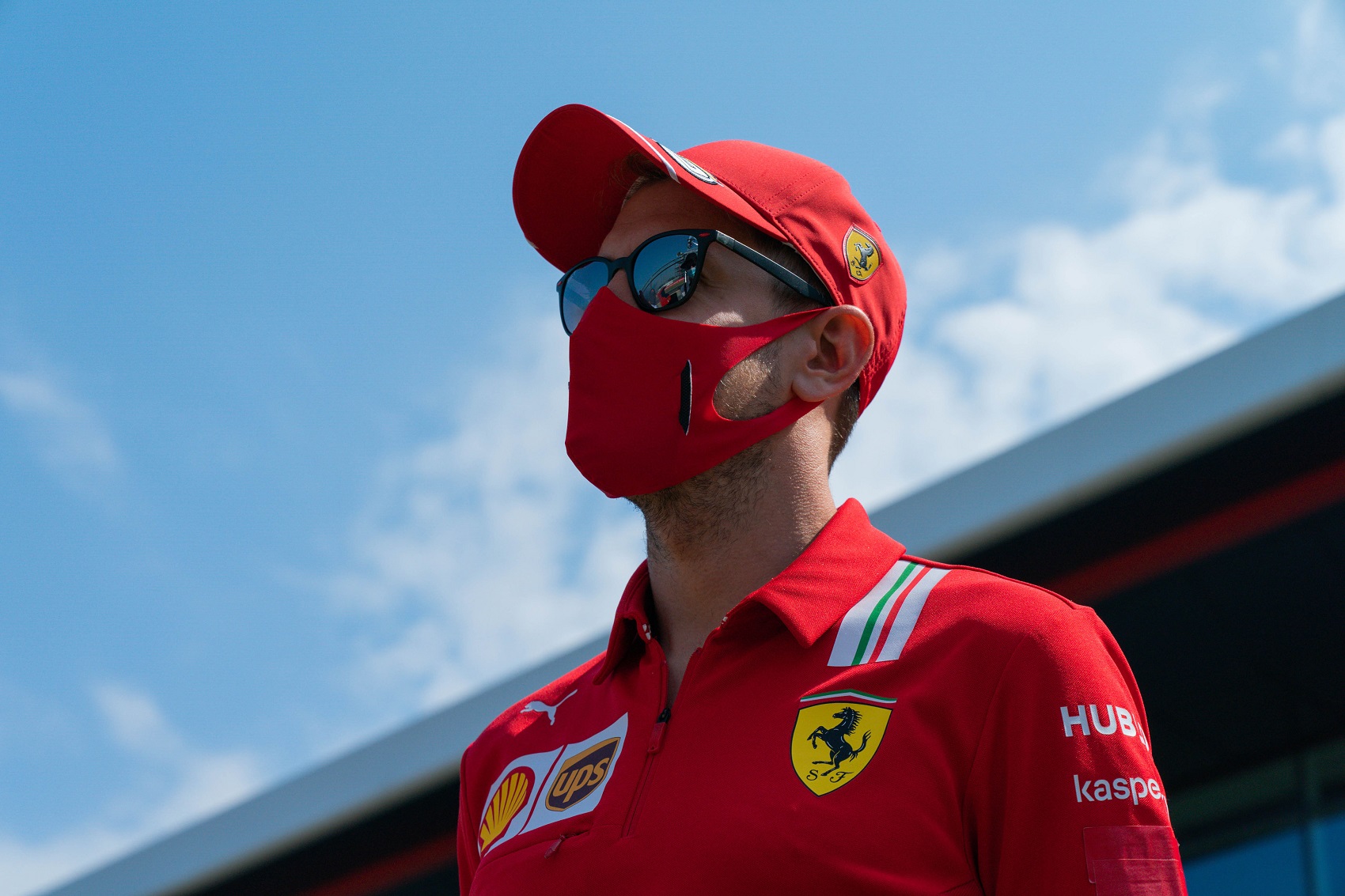 Hamilton szerint a Ferrari árnyékolja be Vettel teljesítményét