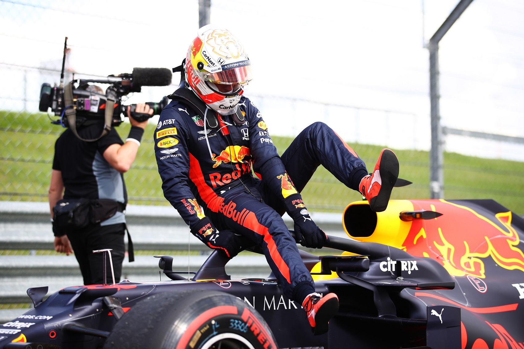 Verstappen új gumijai is tele voltak sérülésekkel