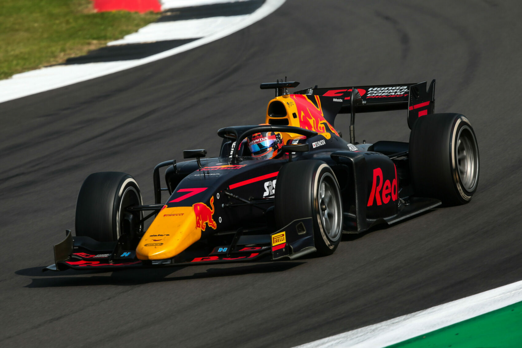 Tsunoda nevető harmadikként nyert, miután a Premák ütköztek