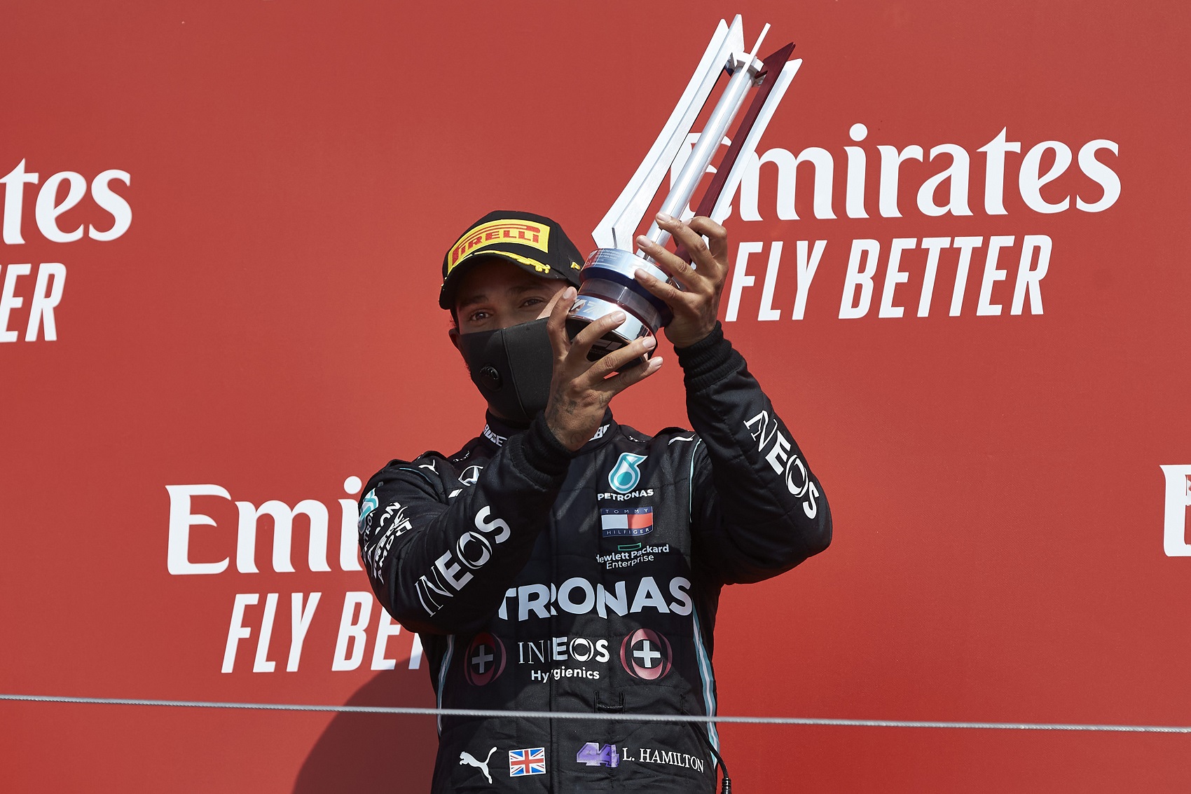 Hamilton magával vitte Verstappen trófeáját a pódiumceremónia után!