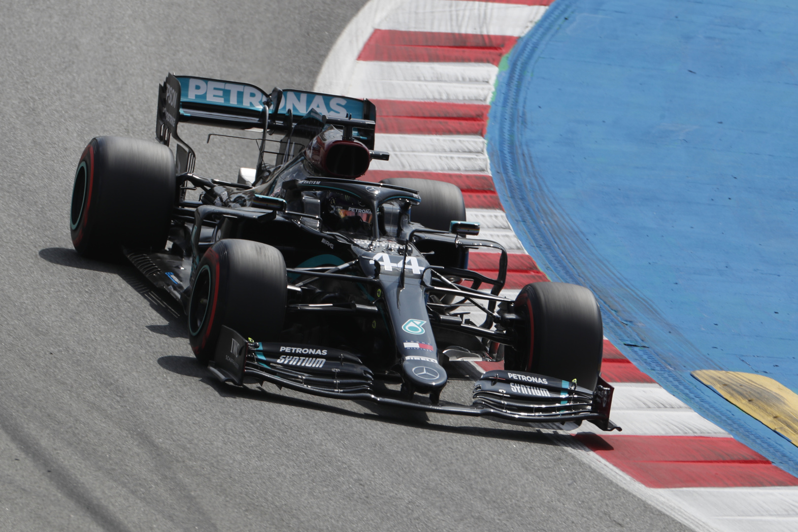 Lewis Hamilton az élen a második szabadedzésen