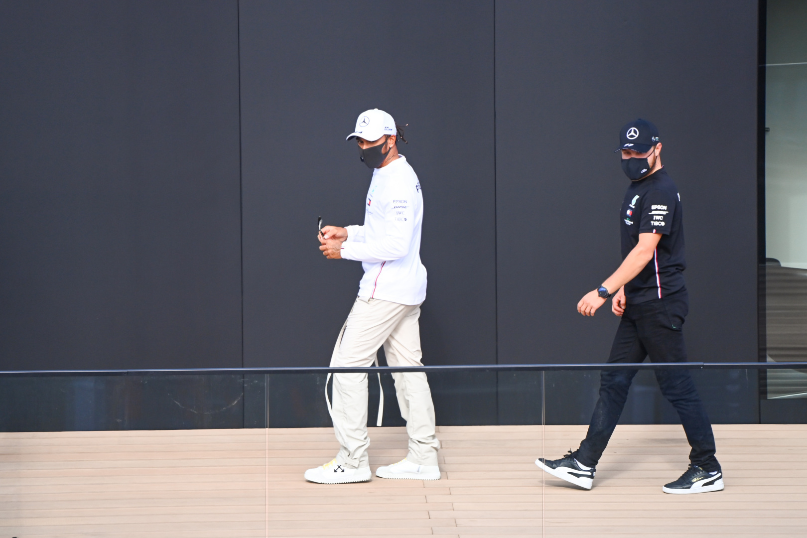 Bottas: A Mercedes nem változtat a fekete overálokon