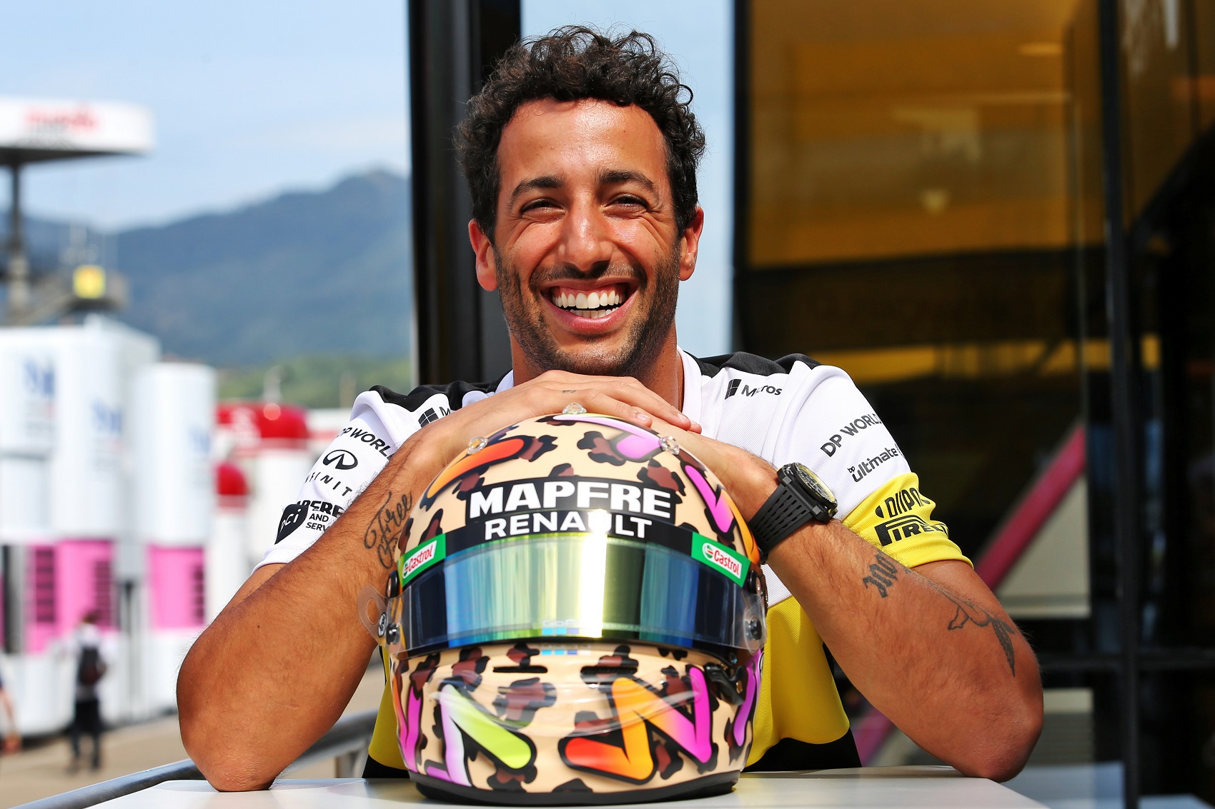 Versenyzőtársai „lesz*rozták” Ricciardo sisakját, de az „öregek” is beszálltak
