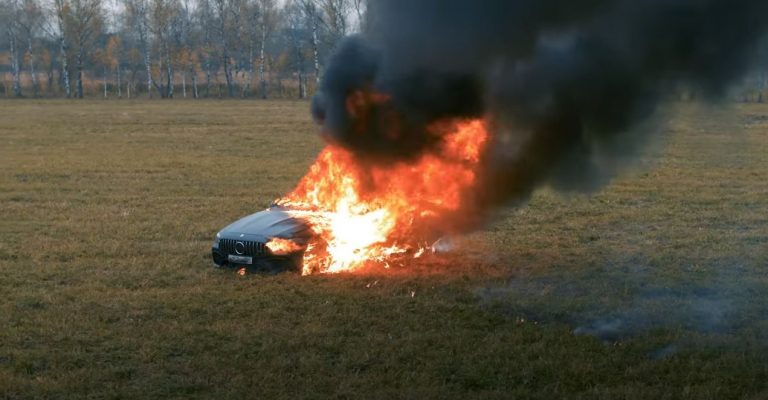 Felgyújtotta Mercedesét egy orosz vlogger