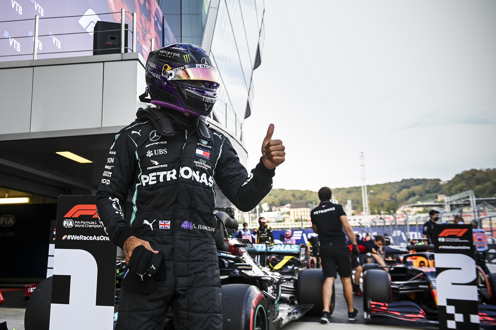 Hamilton szerződéséről csak a szezon után döntenek