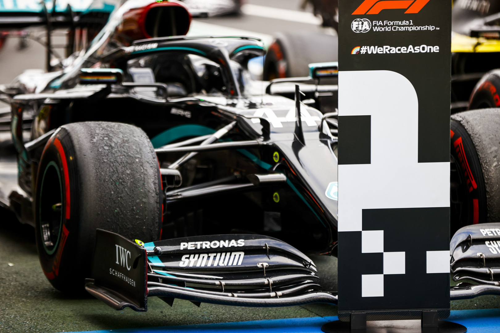 Hamilton reméli, hogy a Mercedes tudja, hogy ez jó befektetés volt