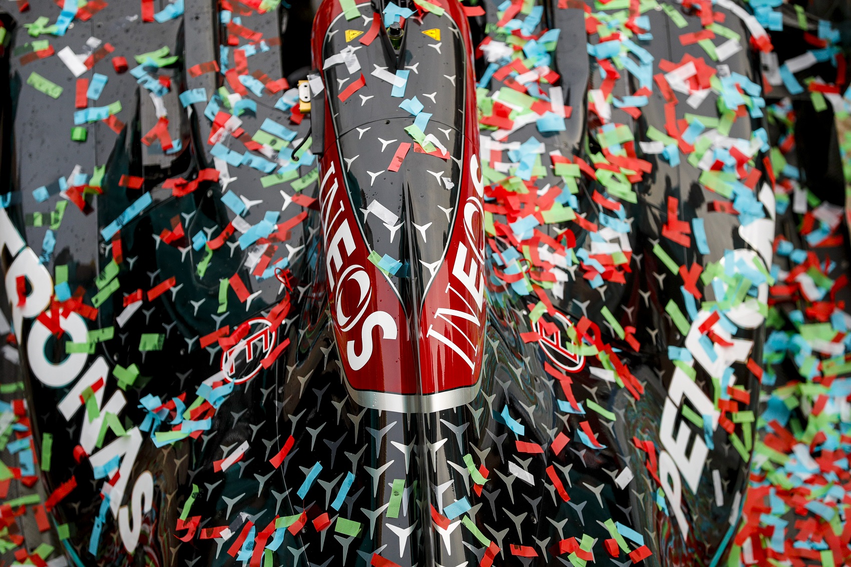 Nem változtat 2021-ben az autója színén a Mercedes!