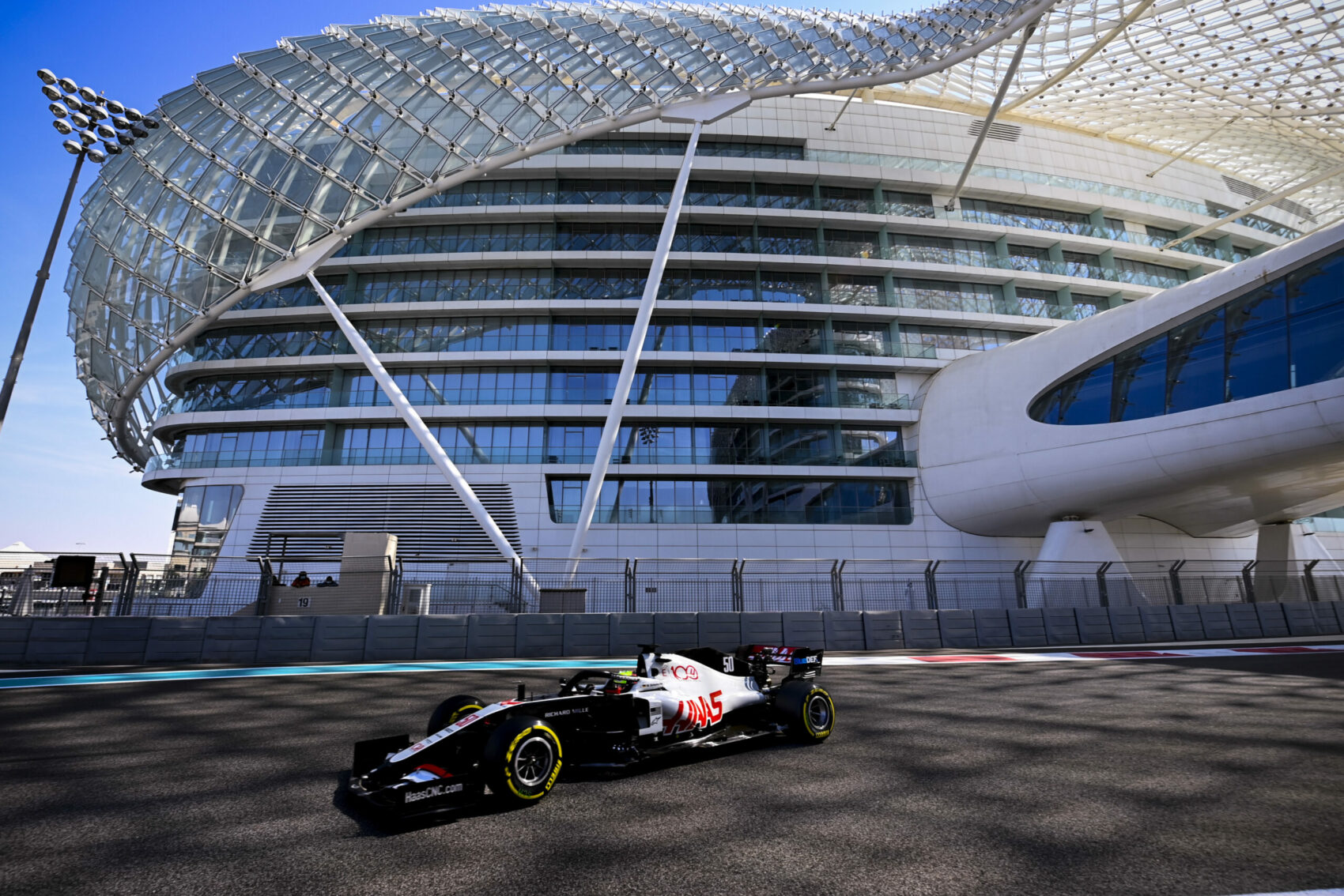 Russell tarolt, de a Haas lett a virtuális bajnoka a Forma-1-nek