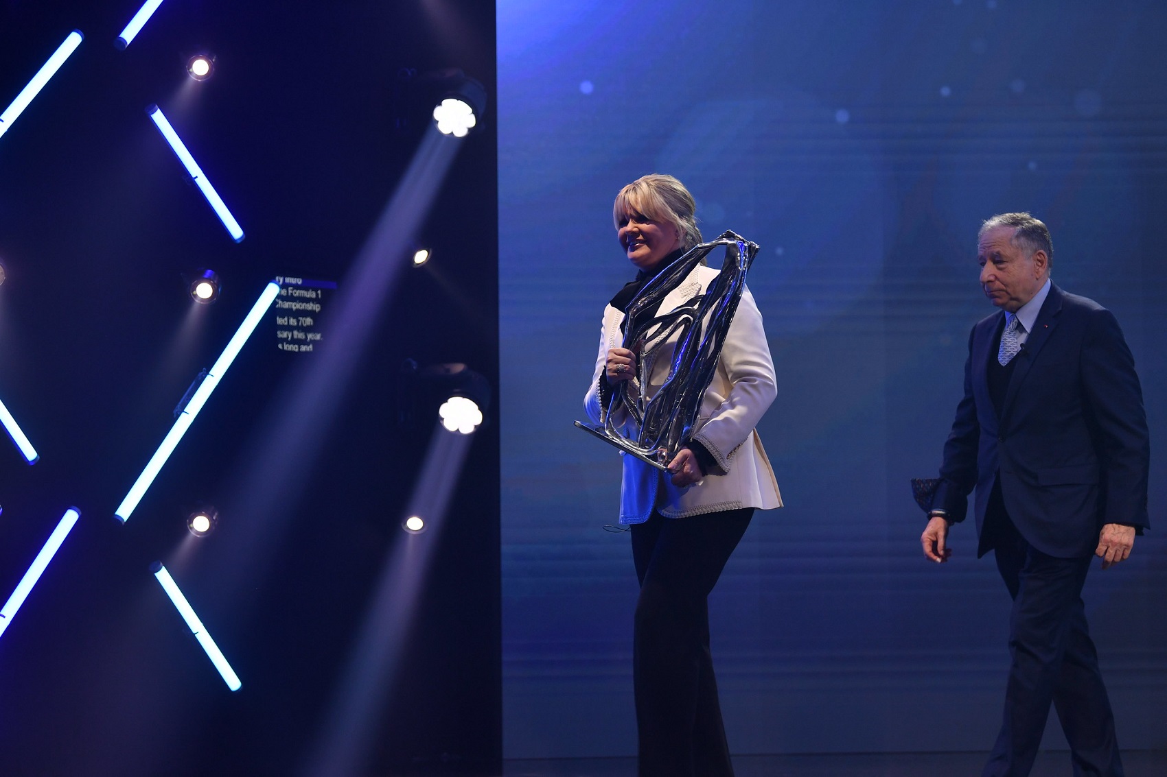 Michael Schumacher is díjat kapott, felesége vette át helyette