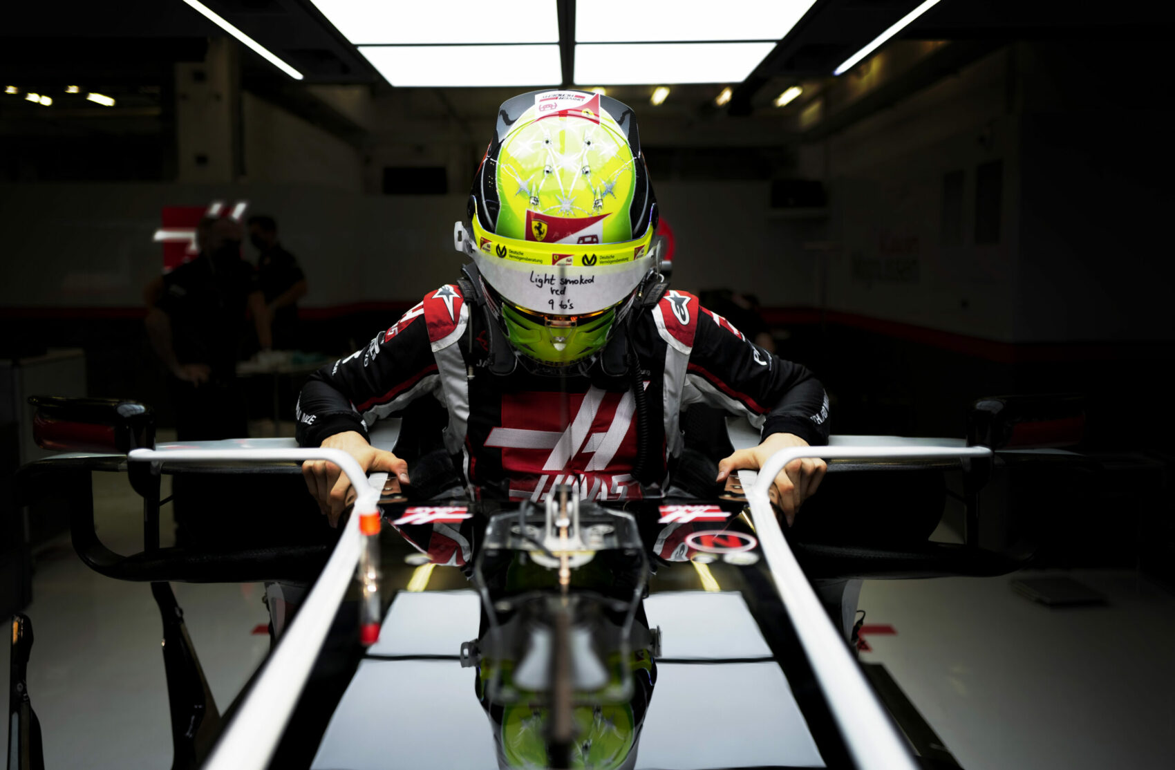 Schumacher vezetheti majd a Haast az újonc teszten és az első szabadedzésen Abu Dhabiban