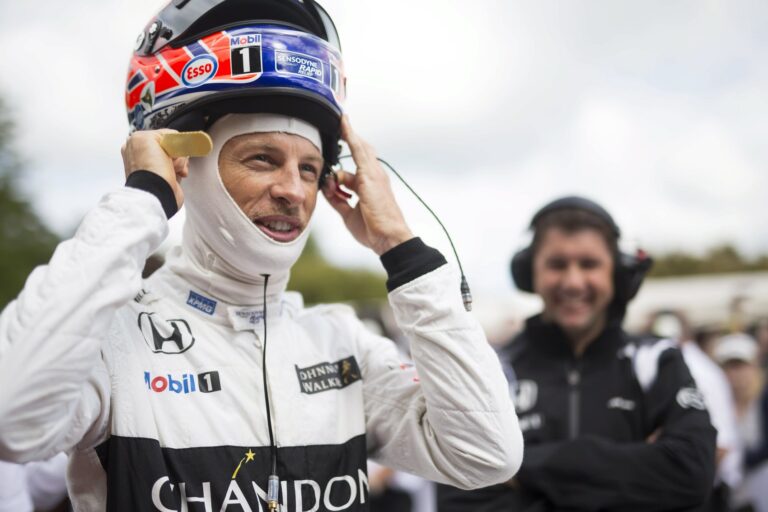 Button újra sisakot húz – egy mezőnyben Rosberggel és Hamiltonnal!