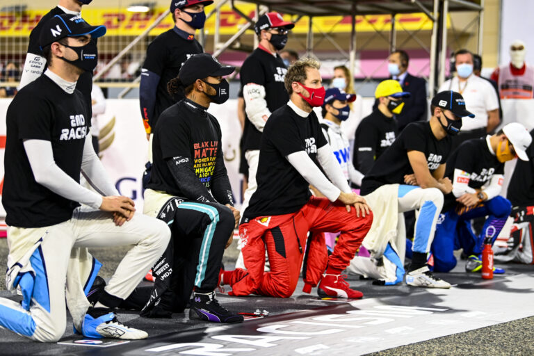 Lewis Hamilton, térdelés, Take a Knee, racingline