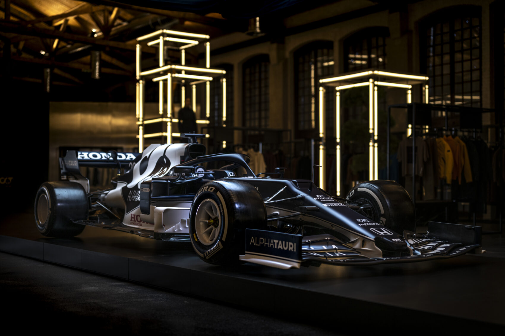 Új orrkúppal kapták lencsevégre az AlphaTauri idei autóját