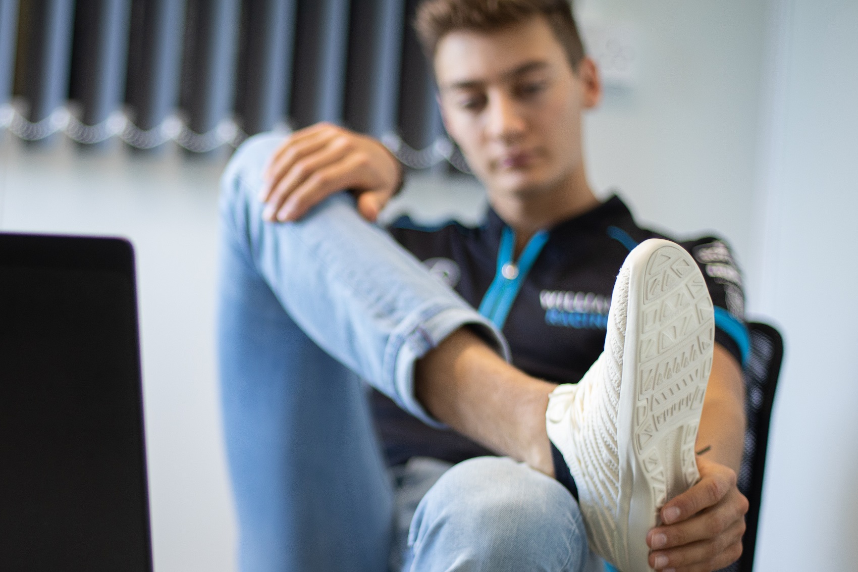 Russell tengerparton lazul barátnőjével; csak baj ne legyen belőle