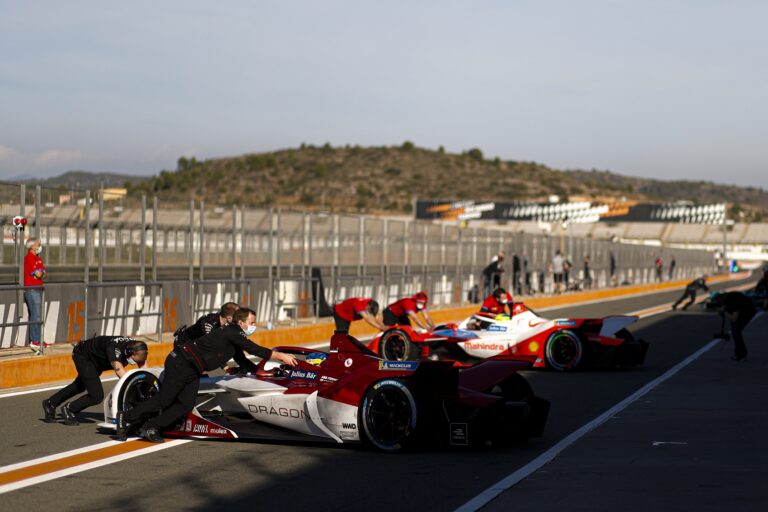 Duplafutamokkal bővíti a versenynaptárát a Formula E