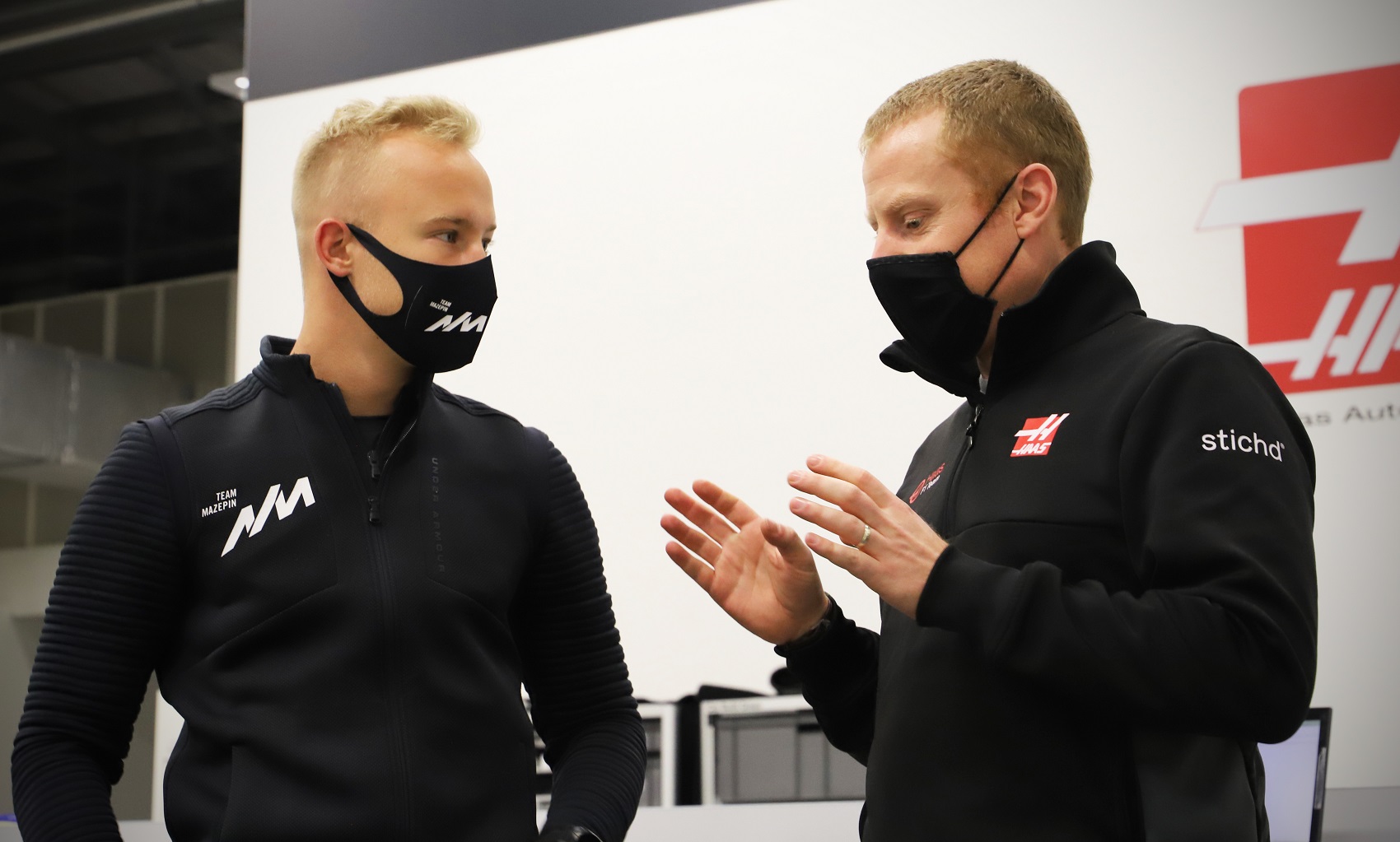 Bahreinben pályára lépett a Haas VF-21, íme az első méterei!