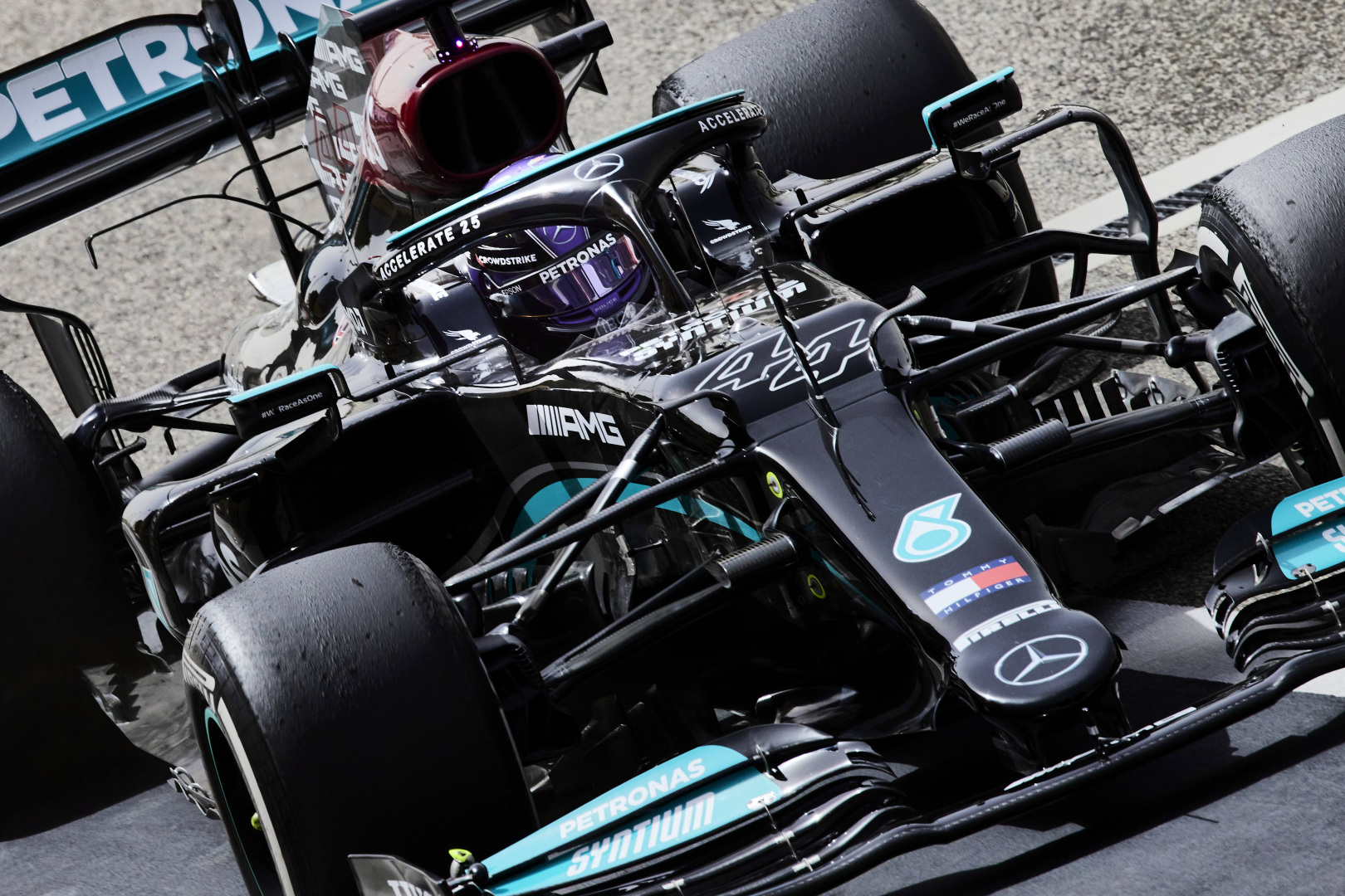 Ecclestone szerint Hamilton „veszte” a szerteágazó figyelme lehet