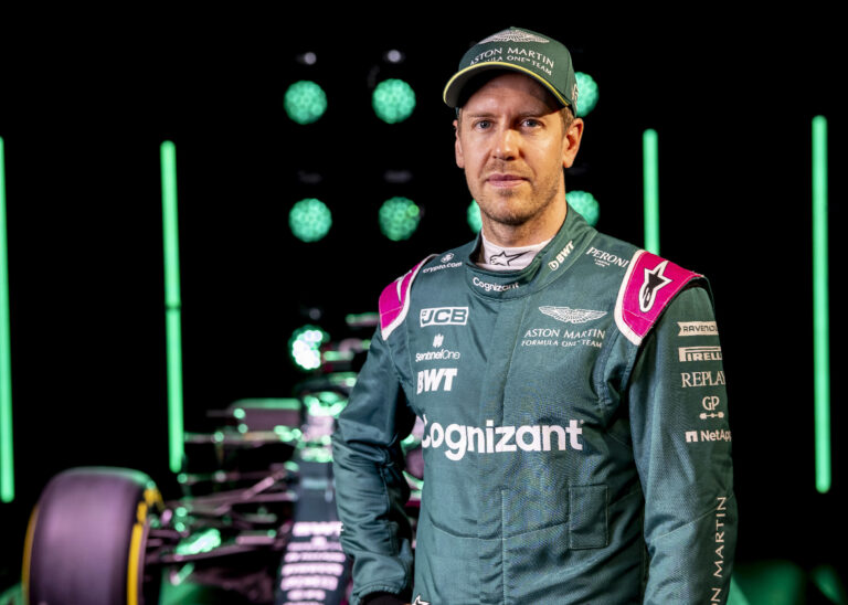 Vettel teljesen új, rózsaszín sisakban versenyez majd!