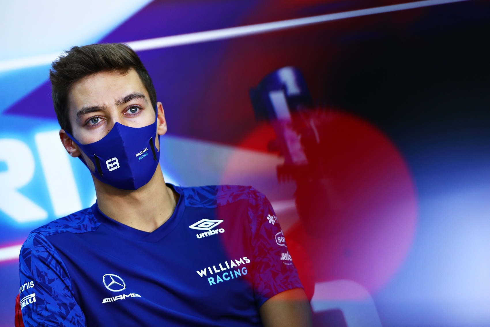 Russell pszichológus segítségét kérte, és károsnak tartja a közösségi oldalakat