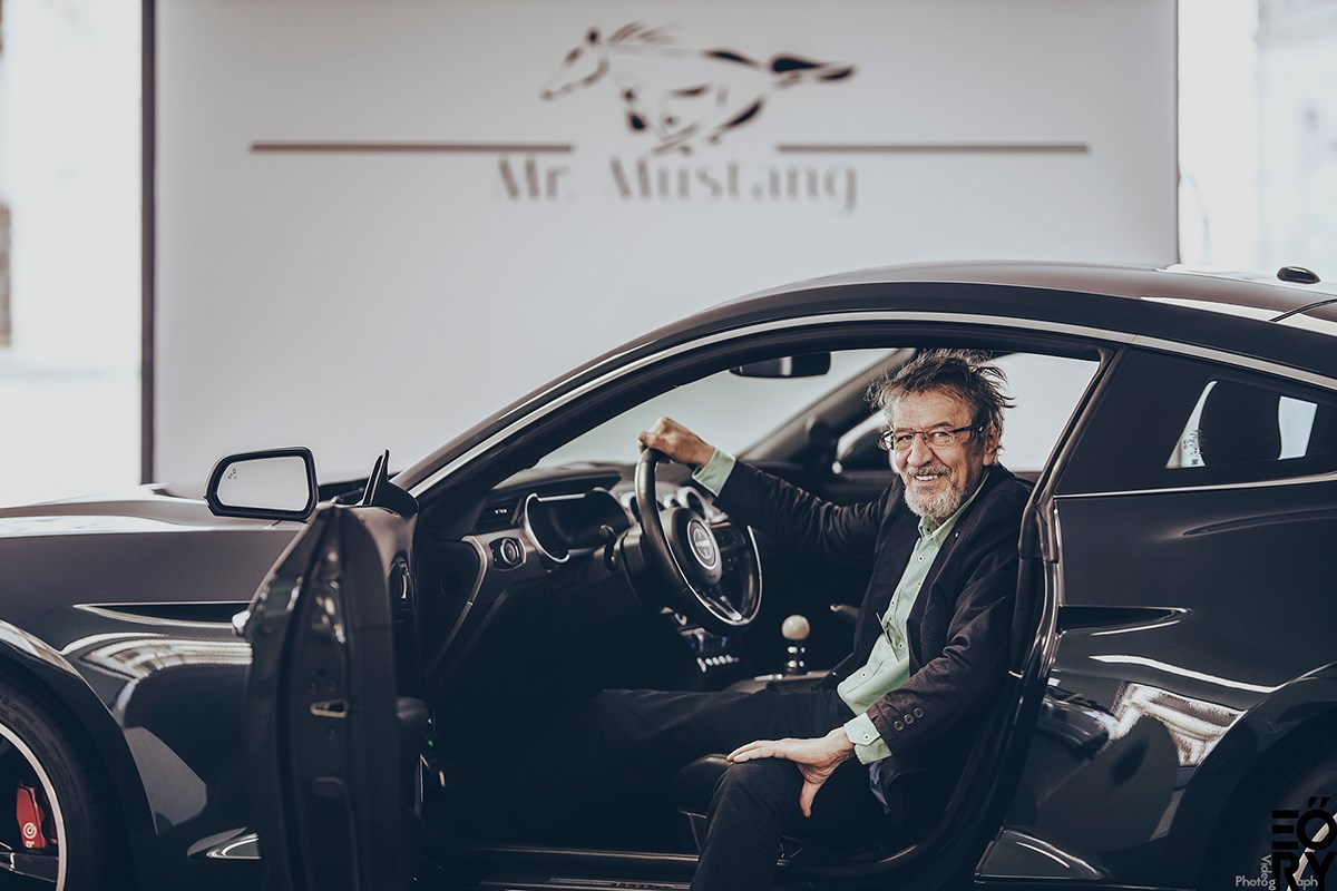 Mucsi Zoltán tolja a bullshit dumát egy Mustang BULLITT bemutatóján