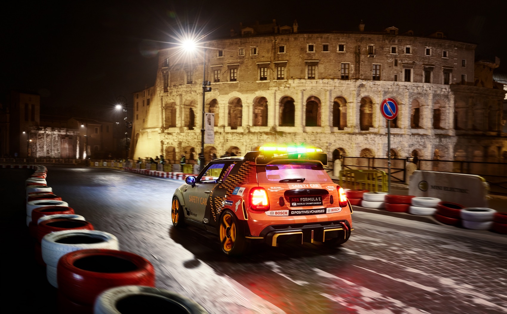 Róma belvárosában versenyzett a MINI tisztán elektromos meghajtású biztonsági autója