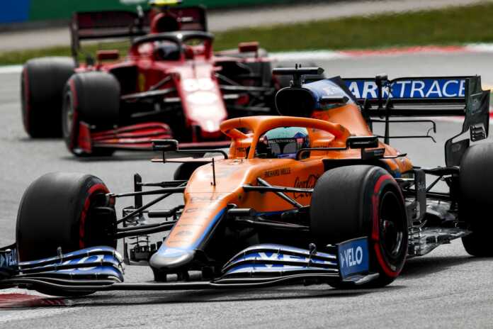 Daniel Ricciardo, McLaren, Carlos Sainz Jr, Ferrari
