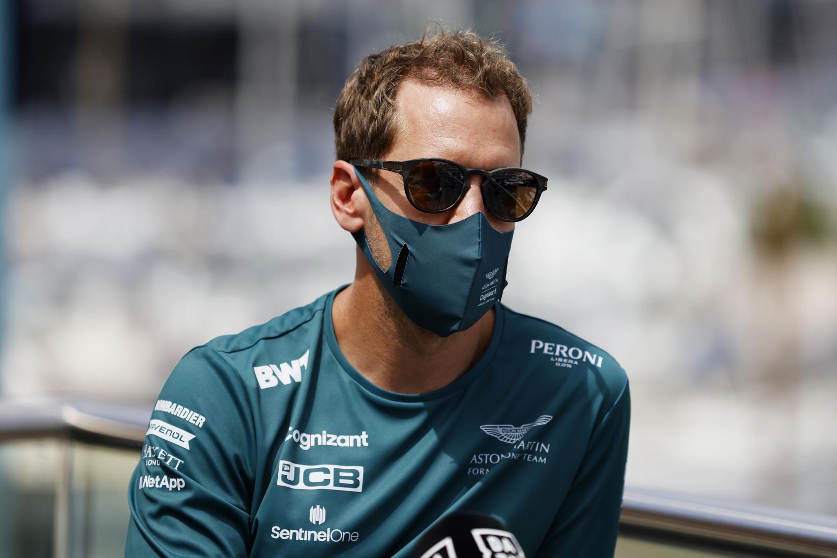 Vettel mondott egy viccet, majd konstatálta, hogy senki sem nevet