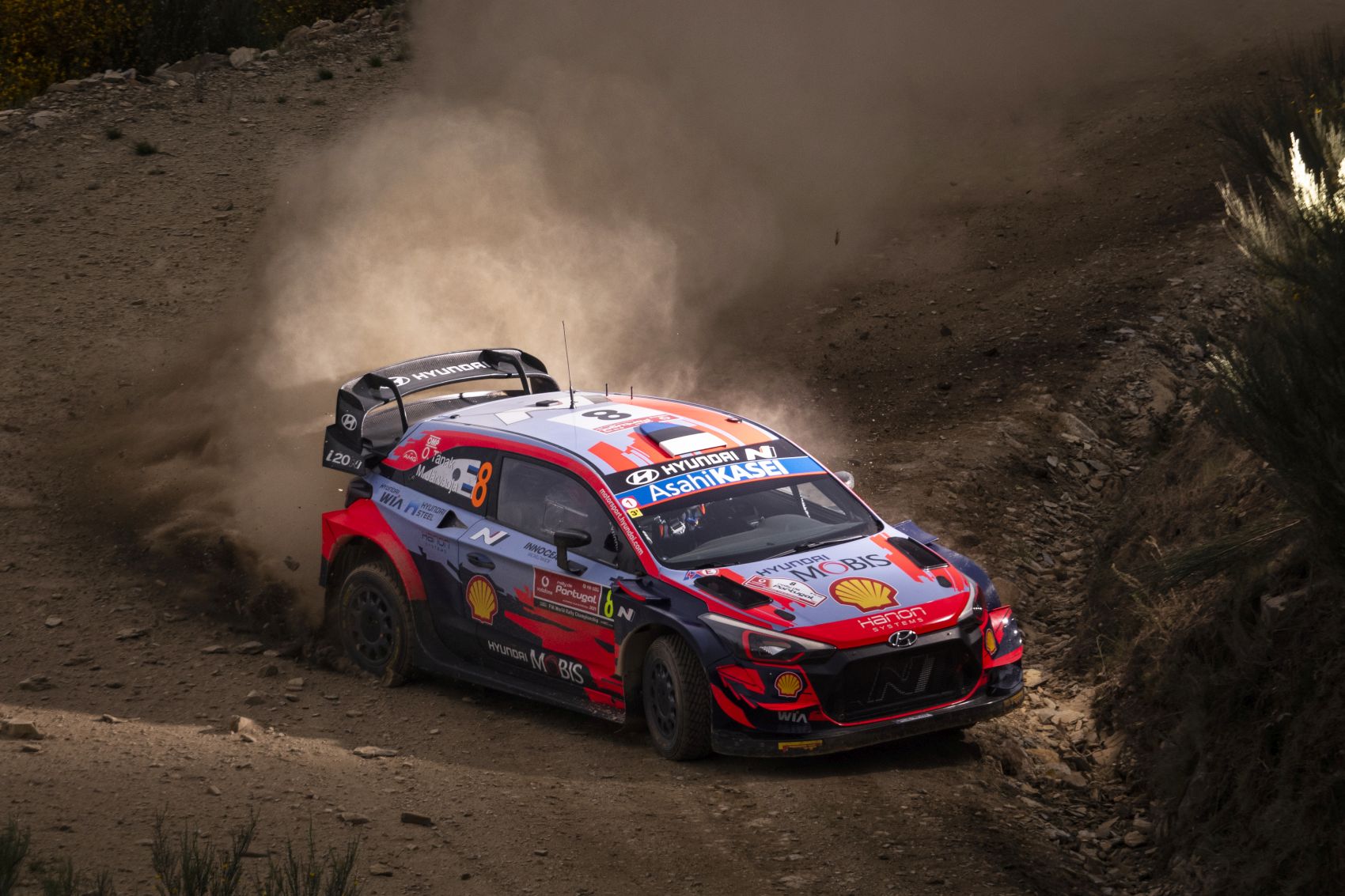 Tanak vezet az első nap után Portugáliában, Herczigék superrallyznak