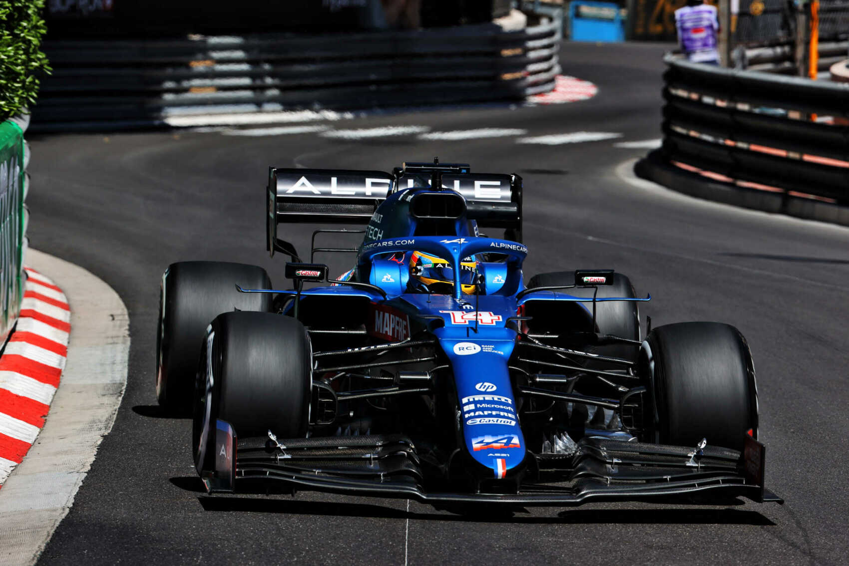 Alonso csak a Francia Nagydíjon kapja meg az új szervokormányt