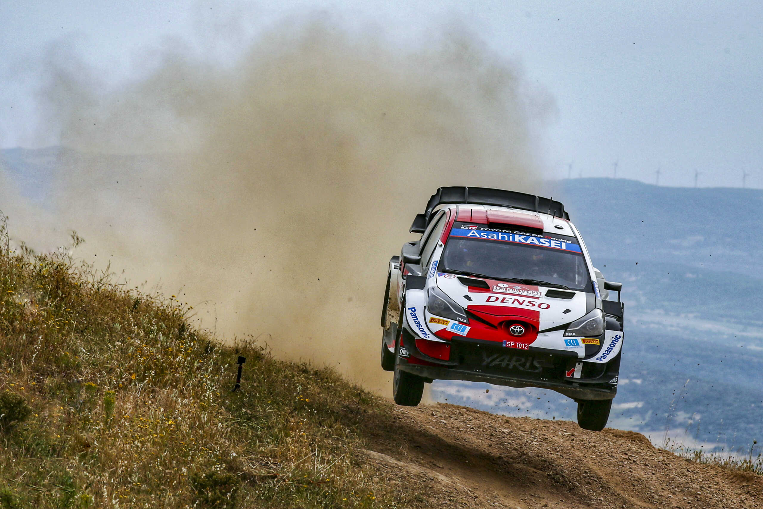 Ogier vezet Szardínián, Tanak az élről esett ki