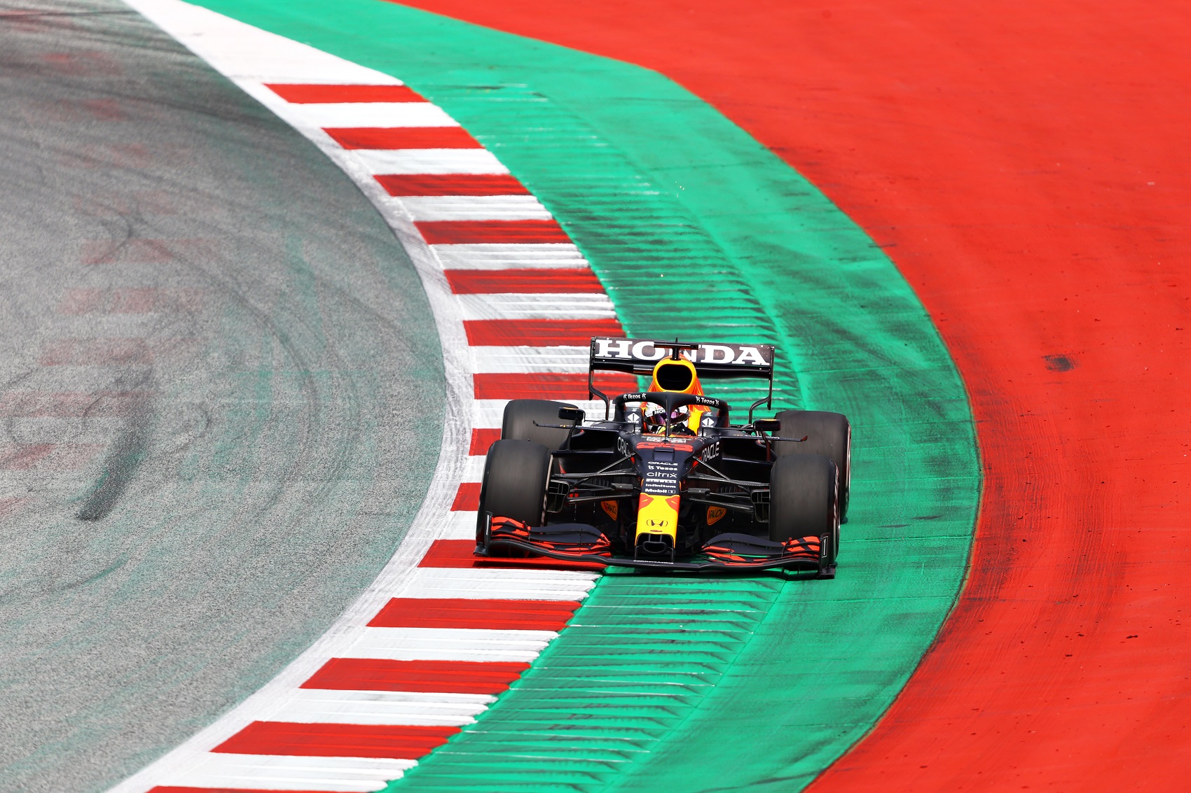 Verstappen végzett az élen, Bottas a bokszutcában forgott meg